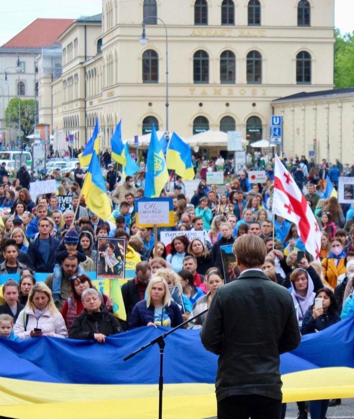 Volt Europe MEP Reinier van Lanschot addresses a solidarity rally in Munich, Germany. Speaking near the Munich Security Conference, the pan-European leader urged Western allies to accelerate military aid, bypass right-wing isolationism, and provide critical assistance for Ukraine's total victory against Russia's full-scale invasion. (Photo: Reinier Van Lanschot).