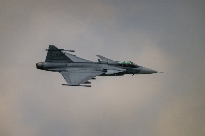 A Swedish Gripen JAS 39 fighter jet in flight at an air show in Orléans, France. (Source: Getty Images)