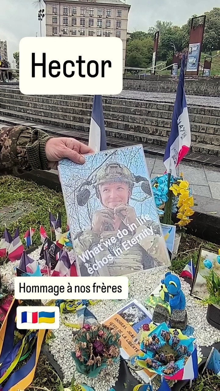 A memorial tribute in Kyiv honoring fallen foreign volunteers, featuring French and Ukrainian flags, flowers and a sign reading “Homage to our brothers.” (Photo: open source)