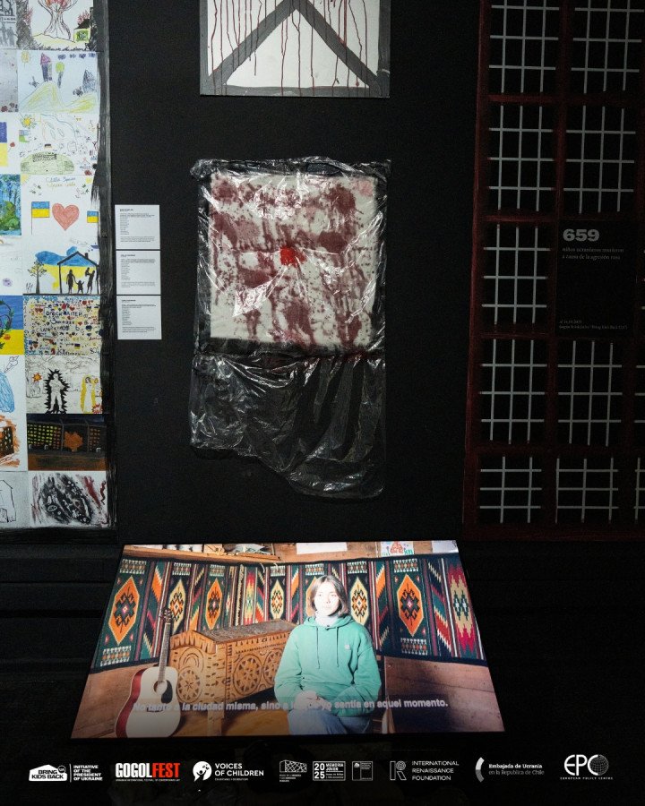 Fragmentos de arte que representan el trauma y la memoria: dibujos infantiles junto a obras simbólicas que reflejan la destrucción, el dolor y la supervivencia. (Fuente: Bring Kids Back UA)