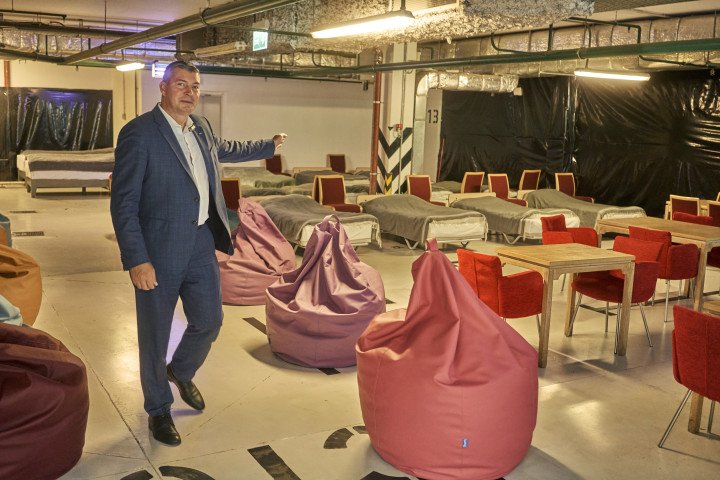 Juris Zudovs, director general del hotel Radisson Blu Kyiv City Centre, muestra a UNITED24 Media el espacio subterráneo donde los huéspedes pueden resguardarse de los ataques aéreos rusos. Agosto de 2025. Foto: Josh Olley/UNITED24 Media Juris Zudovs, director general del hotel Radisson Blu Kyiv City Centre, muestra a UNITED24 Media el espacio subterráneo donde los huéspedes pueden resguardarse de los ataques aéreos rusos. Agosto de 2025. Foto: Josh Olley/UNITED24 Media