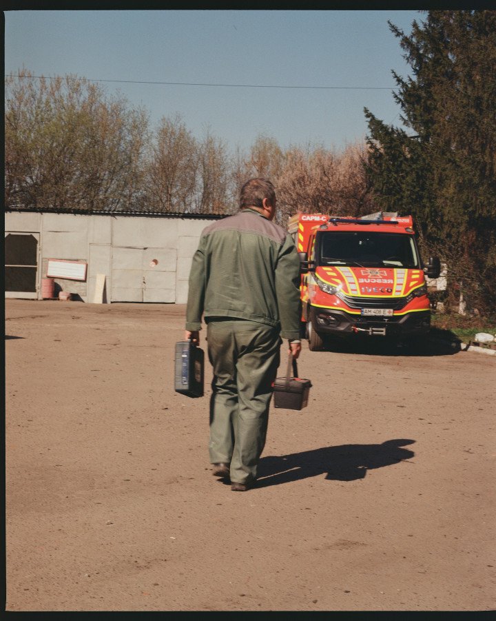A workman on site after the Russian Shahed drone strike at a Bakery in Sumy on April 18, 2025. (Photo: Lucile Brizard) A workman on site after the Russian Shahed drone strike at a Bakery in Sumy on April 18, 2025. (Photo: Lucile Brizard)