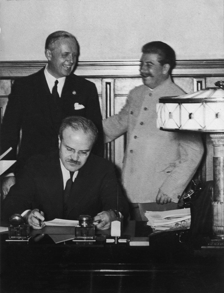 El ministro de Relaciones Exteriores alemán Joachim von Ribbentrop, el primer ministro soviético Joseph Stalin y el ministro de Relaciones Exteriores soviético Vyacheslav Molotov durante la firma del Pacto Molotov-Ribbentrop en Moscú, el 23 de agosto de 1939. (Fuente: Hulton Archive/Getty Images) El ministro de Relaciones Exteriores alemán Joachim von Ribbentrop, el primer ministro soviético Joseph Stalin y el ministro de Relaciones Exteriores soviético Vyacheslav Molotov durante la firma del Pacto Molotov-Ribbentrop en Moscú, el 23 de agosto de 1939. (Fuente: Hulton Archive/Getty Images)
