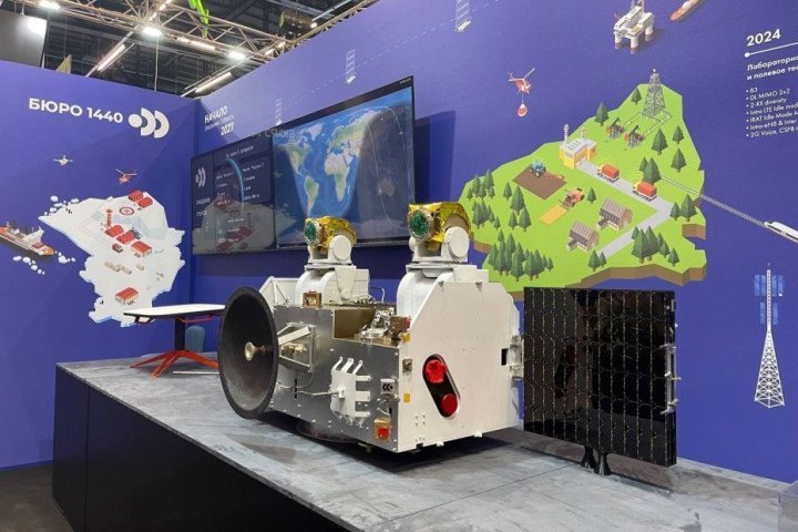Earth orbit communications satellite Rassvet 2 prototype. (Source: Bureau 1440) Earth orbit communications satellite Rassvet 2 prototype. (Source: Bureau 1440)