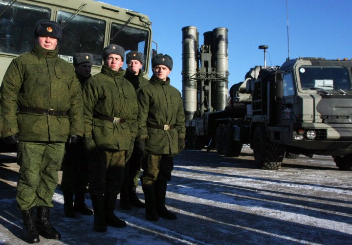Russian soldiers stand beside an S-400 Triumf air-defense system during exercises near Elektrostal, outside Moscow, December 2, 2010. (Source: Getty Images) Russian soldiers stand beside an S-400 Triumf air-defense system during exercises near Elektrostal, outside Moscow, December 2, 2010. (Source: Getty Images)