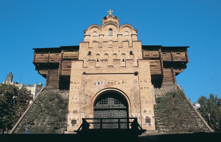 La Puerta Dorada de Kyiv, construida en el siglo XI, se erige como un recordatorio de que las raíces de la civilización eslava oriental se encuentran en la Rus de Kyiv, no en Moscú. Los intentos de Rusia por apropiarse de este legado distorsionan la historia, buscando presentar a Ucrania como una rama «más joven» en lugar de como la fuente de su propia identidad estatal. (Foto de De Agostini vía Getty Images)