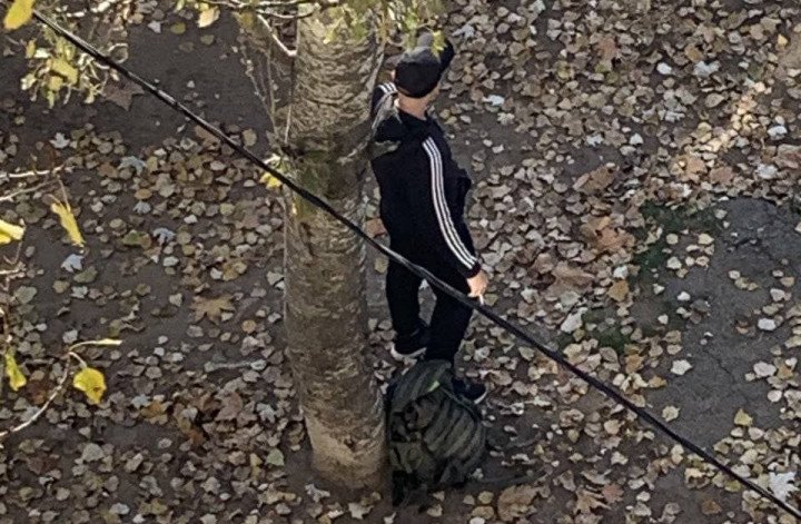 Un militar ruso vestido con ropa deportiva de civil está de pie junto a un árbol. (Foto: fuente abierta) Un militar ruso vestido con ropa deportiva de civil está de pie junto a un árbol. (Foto: fuente abierta)
