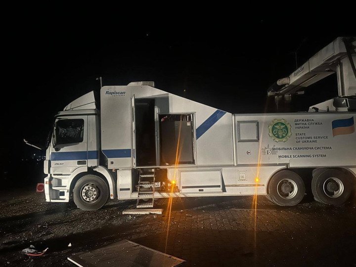 Un camión con sistema de escaneo móvil operado por el Servicio Estatal de Aduanas de Ucrania presenta daños visibles tras el ataque con drones ocurrido durante la noche en el puesto de control de Orlivka, cerca de la frontera entre Rumania y Ucrania. (Fuente: Servicio Estatal de Aduanas de Ucrania)
