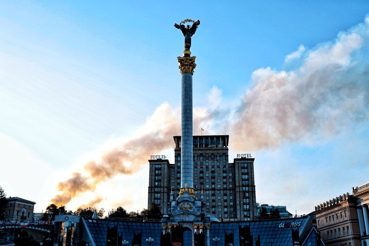 Una columna de humo se eleva sobre un hotel en la plaza Maidan Nezalezhnosti tras un ataque con misiles y drones rusos. Kyiv, Ucrania, 7 de septiembre (Foto: Yan Dobronosov vía Getty Images) Una columna de humo se eleva sobre un hotel en la plaza Maidan Nezalezhnosti tras un ataque con misiles y drones rusos. Kyiv, Ucrania, 7 de septiembre (Foto: Yan Dobronosov vía Getty Images)