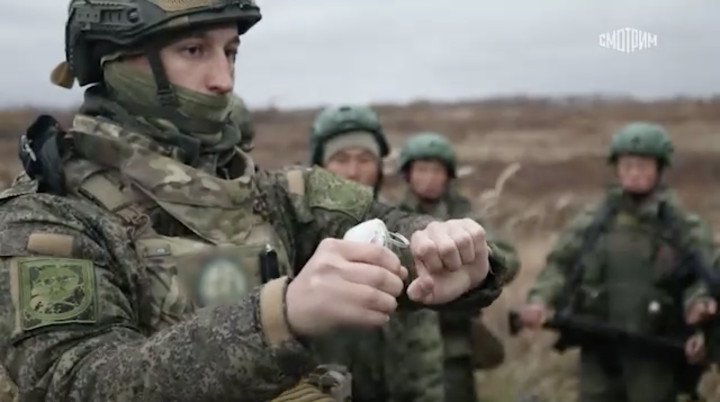 Russian soldier holding a grenade trains North Korean soldiers how to use it in footage published by Russian state media, TASS on April 28, 2025. (Video screenshot source: TASS) Russian soldier holding a grenade trains North Korean soldiers how to use it in footage published by Russian state media, TASS on April 28, 2025. (Video screenshot source: TASS)