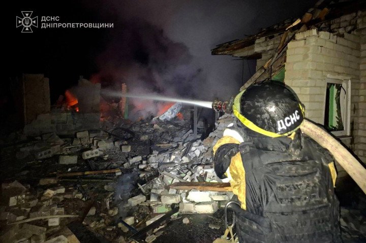 Bombero del Servicio Estatal de Emergencias de Ucrania extingue un incendio entre los restos de una vivienda destruida tras un ataque ruso en la región de Dnipropetrovsk.