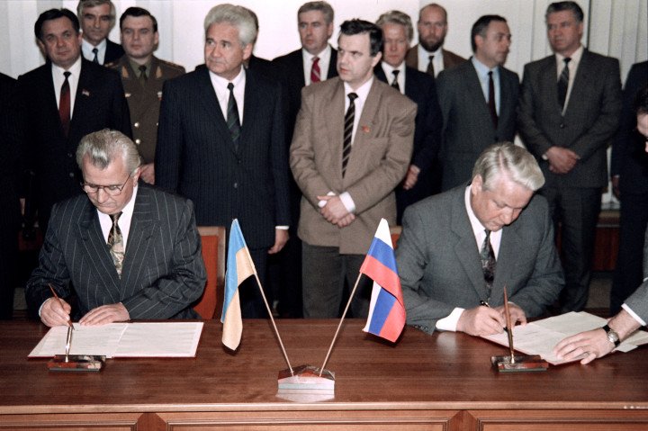 A picture taken in Moscow on November 6, 1991 shows Russian President Boris Yeltsin, President and Ukrainian President Leonid Kravchuk, signing an economic agreement. (Photo: VITALY ARMAND/AFP via Getty Images)