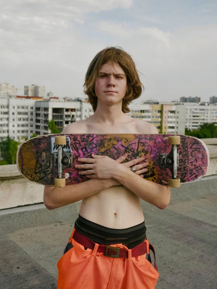 A teenage skater at his apartment block on the outskirts of Kharkiv. (Photo: Hironori Kodama)