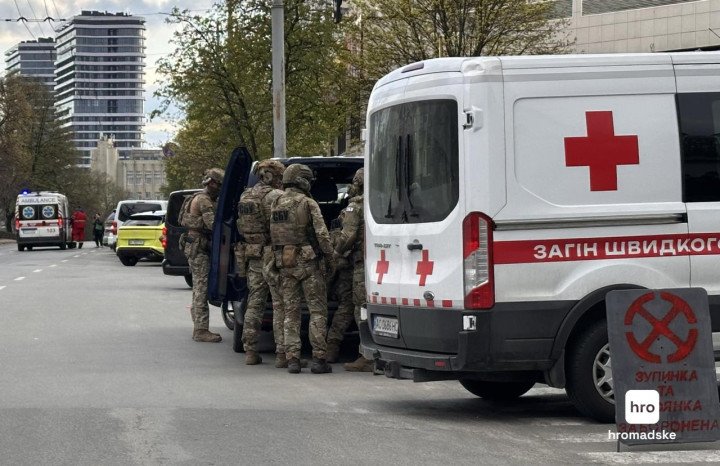  Fuerzas especiales ucranianas junto a una ambulancia atendiendo a víctimas tras el ataque terrorista en Kyiv.