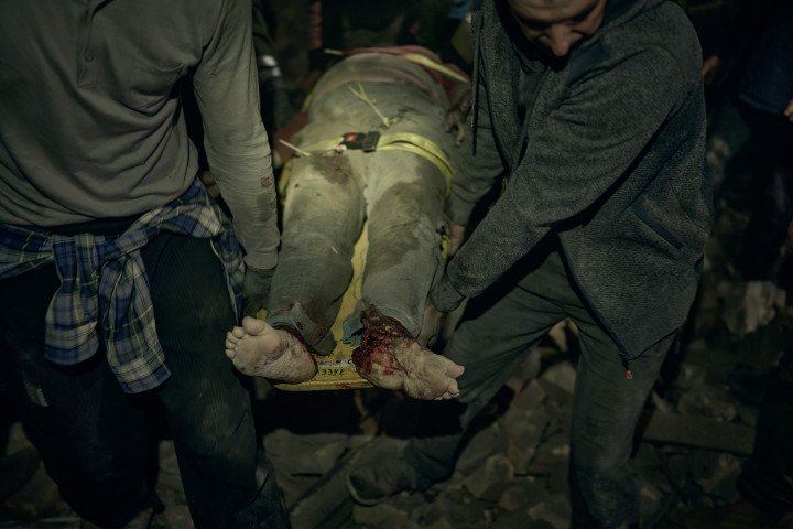 Rescuers and residents of neighboring houses pull a pregnant woman out of the rubble in the aftermath of a missile strike that killed two people and injured 54 others on April 24, 2025 in Kyiv, Ukraine. (Source: Getty Images) Rescuers and residents of neighboring houses pull a pregnant woman out of the rubble in the aftermath of a missile strike that killed two people and injured 54 others on April 24, 2025 in Kyiv, Ukraine. (Source: Getty Images)