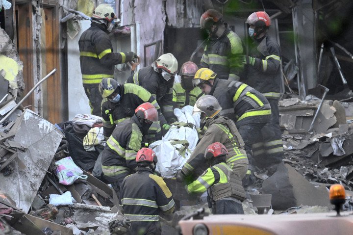 Ukrainian rescuers carry the body of a victim from the rubble after a Russian missile attack in Kyiv on April 24, 2025 (Source: Genya Savilov via Getty Images) Ukrainian rescuers carry the body of a victim from the rubble after a Russian missile attack in Kyiv on April 24, 2025 (Source: Genya Savilov via Getty Images)