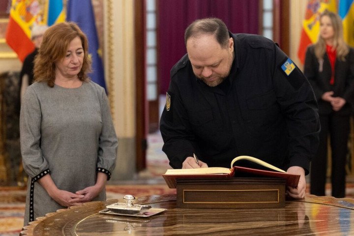 El presidente del Parlamento de Ucrania, Ruslan Stefanchuk, recibido por la presidenta del Congreso, Francina Armengol, a 9 de febrero de 2026, en Madrid (Eduardo Parra / Europa Press)