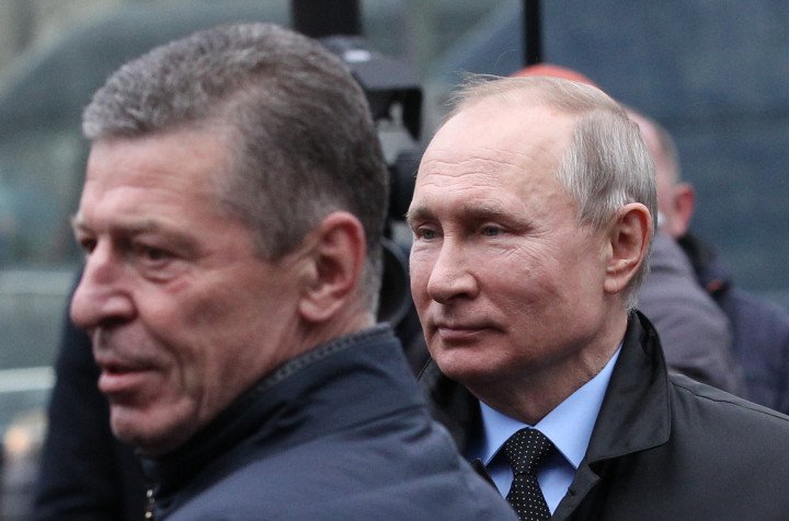 Vladimir Putin (R) and Presidential Aide Dmitry Kozak (L) Photo: Getty Images