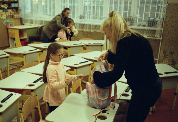 Liudmyla Motrych helps a student get ready to go to the shelter during an air raid alert. (Photo: Max Lysenko/UNITED24 Media) Liudmyla Motrych helps a student get ready to go to the shelter during an air raid alert. (Photo: Max Lysenko/UNITED24 Media)