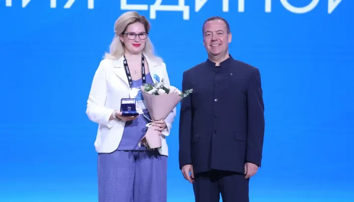 Yevgeniya Maksimenko with Dmitry Medvedev at the United Russia Women’s Movement congress in 2025. (Source: Yevgeniya Maksimenko/VK) Yevgeniya Maksimenko with Dmitry Medvedev at the United Russia Women’s Movement congress in 2025. (Source: Yevgeniya Maksimenko/VK)