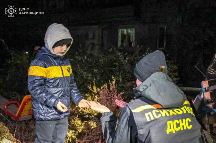 Anastasiia Senko, Lead Specialist of the Psychological Support Department at SESU, providing first psychological aid to a child in Kharkiv region. Photo: The State Emergency Service of Ukraine (SESU) Anastasiia Senko, Lead Specialist of the Psychological Support Department at SESU, providing first psychological aid to a child in Kharkiv region. Photo: The State Emergency Service of Ukraine (SESU)