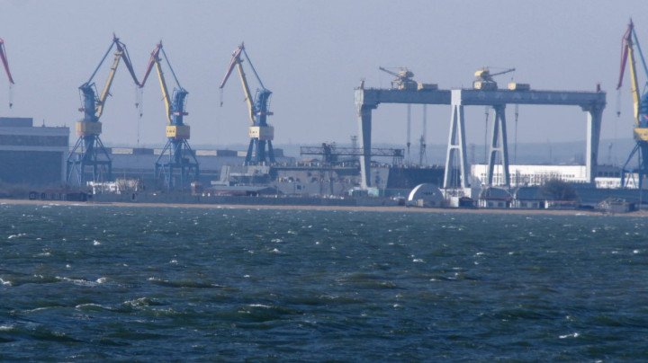 Progress on Russia’s Project 23900 amphibious assault ship Ivan Rogov under construction at the Zaliv shipyard in occupied Kerch, spring 2025. (Source: Defense Express)