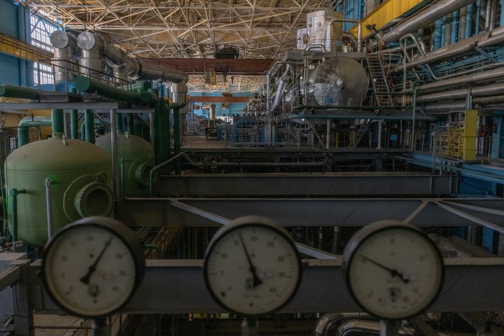 Vista general de la sala de turbinas de la central nuclear de Rivne, en Varash, región de Rivne, en medio de la invasión rusa de Ucrania, el 10 de septiembre de 2023 (Fuente: Getty Images).