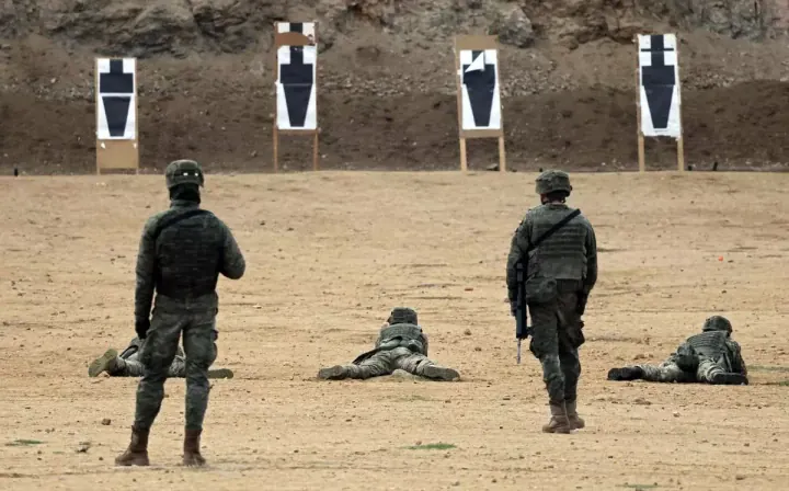 Militares españoles entrenando a un grupo de 400 soldados ucranianos, como parte de la asistencia militar de la UE a Ucrania en medio de la guerra con Rusia. (Foto: THOMAS COEX/AFP) Militares españoles entrenando a un grupo de 400 soldados ucranianos, como parte de la asistencia militar de la UE a Ucrania en medio de la guerra con Rusia