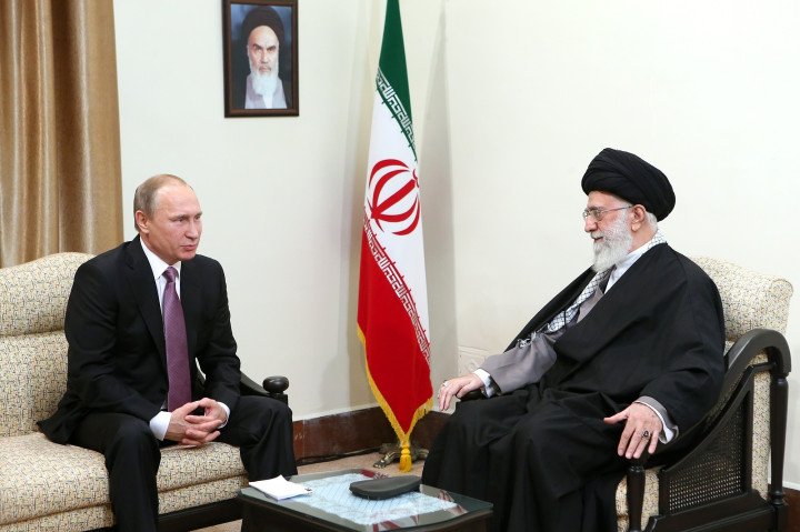 El líder ruso, Vladímir Putin (izq.), se reúne con el líder iraní, el ayatolá Alí Jamenei (der.), en el marco de la visita de Putin a la reunión de líderes del Foro de Países Exportadores de Gas (GECF) en Teherán, Irán, el 23 de noviembre de 2015. (Foto: Pool / Oficina de Prensa del Líder Supremo de Irán/Agencia Anadolu/Getty Images)