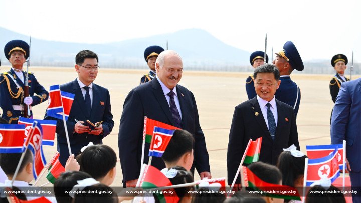 Alexander Lukashenko arrives in North Korea and meets officials during a welcoming ceremony with crowds holding national flags. (Source: press service of the Belarusian leader) Alexander Lukashenko arrives in North Korea and meets officials during a welcoming ceremony with crowds holding national flags. (Source: press service of the Belarusian leader)