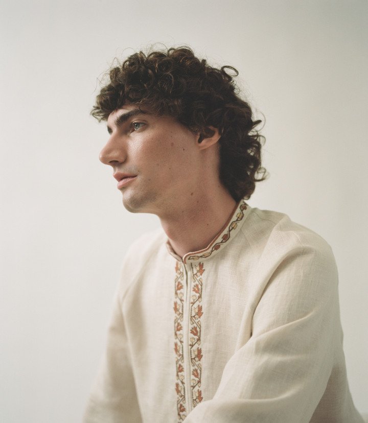 Men’s embroidered shirt from the “Qırım” collection. (Source: Etnodim) Men’s embroidered shirt from the “Qırım” collection. (Source: Etnodim)