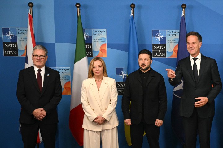 El primer ministro británico Keir Starmer, la primera ministra italiana Giorgia Meloni, el presidente de Ucrania Volodymyr Zelensky y el secretario general de la OTAN, Mark Rutte, posan para una foto de grupo durante la reunión entre el secretario general de la OTAN y el presidente ucraniano con los líderes del Grupo E5, en el marco de la cumbre de la OTAN celebrada el 25 de junio de 2025 en La Haya, Países Bajos. (Foto de Ben Stansall - WPA Pool/Getty Images)