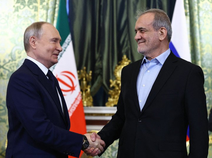 Russian leader Vladimir Putin and Iranian President Masoud Pezeshkian shake hands during a meeting at the Kremlin in Moscow on January 17, 2025. (Source: Evgenia Novozhenina via Getty Images) Russian leader Vladimir Putin and Iranian President Masoud Pezeshkian shake hands during a meeting at the Kremlin in Moscow on January 17, 2025. (Source: Evgenia Novozhenina via Getty Images)