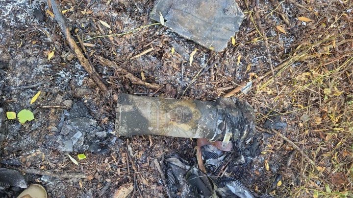 Restos de un contenedor PTM-3 lanzado desde un dron. (Fuente: Landmines and Coffee with Sandwiches)