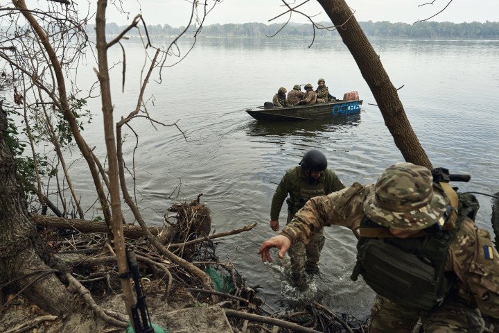 Ukrainian infantrymen soldiers travel on the Dnipro River on boats on September 14, 2023 in Kherson region, Ukraine. (Source: Getty Images) Ukrainian infantrymen soldiers travel on the Dnipro River on boats on September 14, 2023 in Kherson region, Ukraine. (Source: Getty Images)
