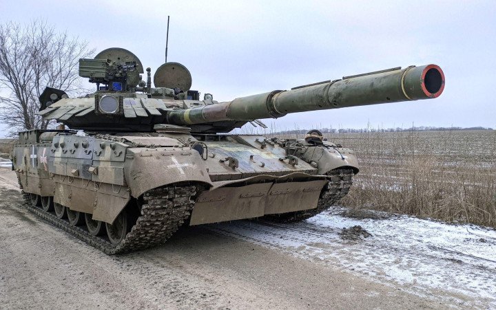 Tanque ucraniano T-80 en una carretera rural durante operaciones invernales, 2023. (Foto: Fuente abierta)