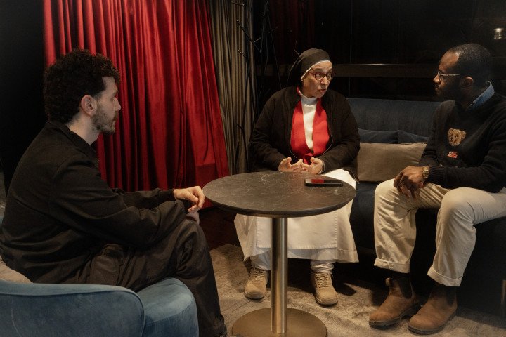 Durante la entrevista, Sor Lucía detalla a los periodistas Gonzalo Leon Bustos y Jamal Marcelin su misión humanitaria y la urgencia de no olvidar a los menores secuestrados. (Foto: UNITED24 Media/Joshua Olley)