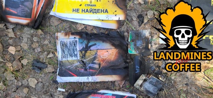 Primer plano de varios folletos propagandísticos encontrados dentro de un contenedor modificado procedente de un dron ruso derribado. (Fuente: Landmines and Coffee with Sandwiches)