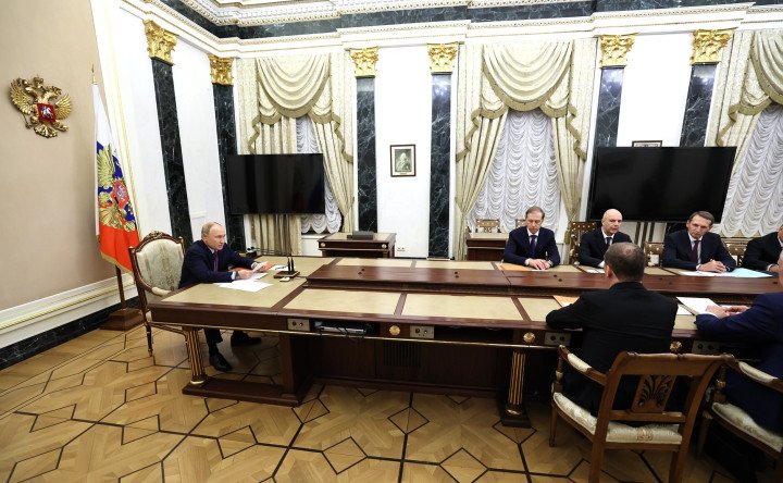 El líder ruso Vladimir Putin (izq.) preside una reunión del Consejo de Seguridad ruso sobre disuasión nuclear con los miembros del Consejo de Seguridad en Moscú, Rusia, el 25 de septiembre de 2024. (Fuente: Getty Images) El líder ruso Vladimir Putin (izq.) preside una reunión del Consejo de Seguridad ruso sobre disuasión nuclear con los miembros del Consejo de Seguridad en Moscú, Rusia, el 25 de septiembre de 2024. (Fuente: Getty Images)