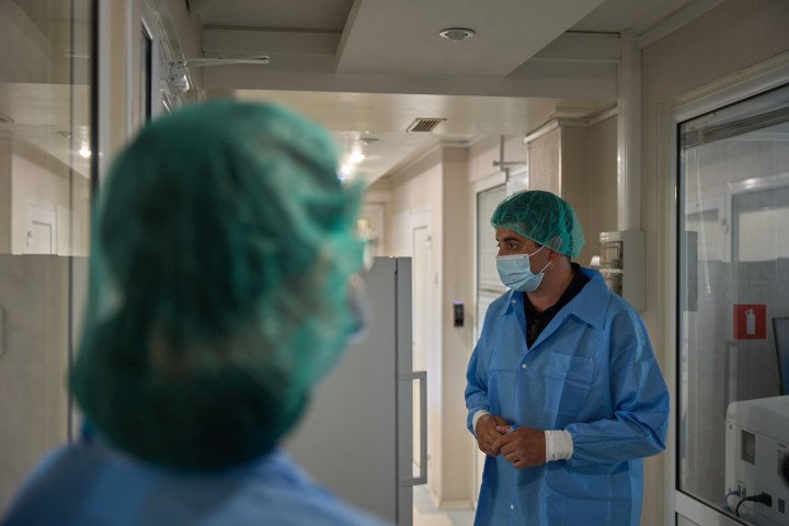 Ruslan Abbasov, Deputy Director of the State Scientific Research Forensic Center of Ukraine’s Internal Affairs Ministry, explains the process. Photo: Mykyta Shandyba/ UNITED24 Media