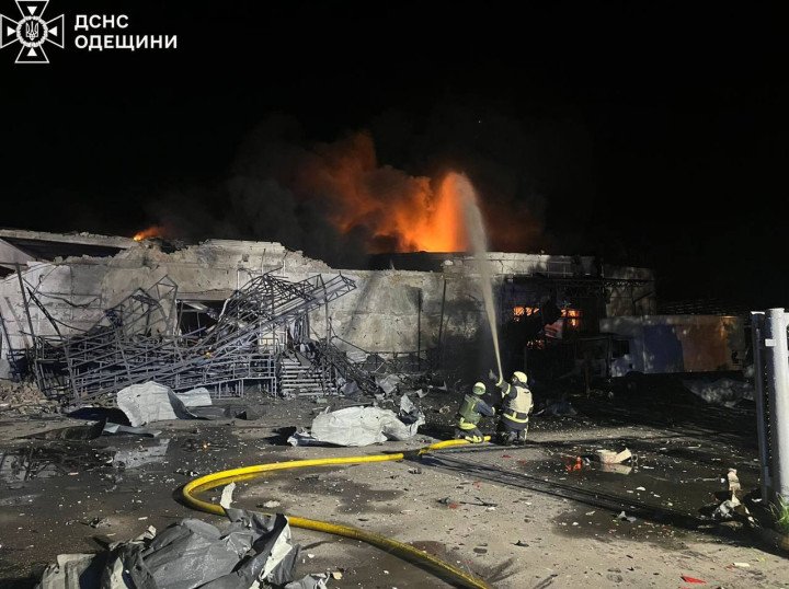 Los trabajadores de emergencia están lidiando con las consecuencias del ataque ruso en Odesa, el 30 de mayo de 2025. (Fuente: Servicio Estatal de Emergencia de Ucrania en la región de Odesa) Los trabajadores de emergencia están lidiando con las consecuencias del ataque ruso en Odesa, el 30 de mayo de 2025. (Fuente: Servicio Estatal de Emergencia de Ucrania en la región de Odesa)