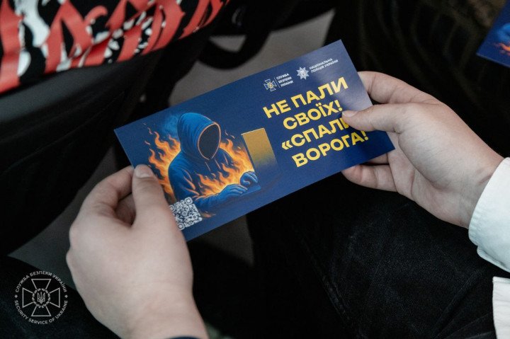 “Don’t expose your own, expose the enemy!” is written on the flyer. SBU and National Police workers hold in-person meetings with school and college students to spread the awareness campaign, “Expose the FSB Agent”. (Source: SBU) “Don’t expose your own, expose the enemy!” is written on the flyer. SBU and National Police workers hold in-person meetings with school and college students to spread the awareness campaign, “Expose the FSB Agent”. (Source: SBU)