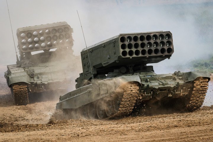Russian TOS-1A “Solntsepyok” thermobaric multiple rocket launcher on a T-72 chassis displayed during the Army Games defense exhibition in Moscow, August 2021. (Source: Getty Images) Russian TOS-1A “Solntsepyok” thermobaric multiple rocket launcher on a T-72 chassis displayed during the Army Games defense exhibition in Moscow, August 2021. (Source: Getty Images)