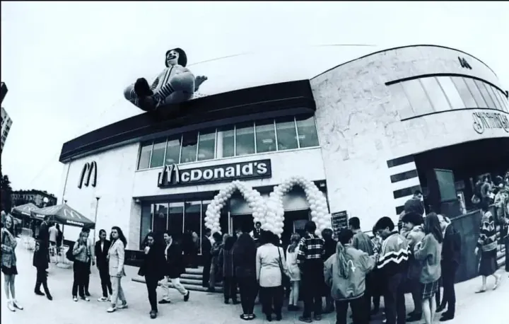 Crowds gather outside Ukraine’s first McDonald’s near Lukianivska metro station in Kyiv during its grand opening on May 27, 1997. (Source: Kyiv TV Channel) Crowds gather outside Ukraine’s first McDonald’s near Lukianivska metro station in Kyiv during its grand opening on May 27, 1997. (Source: Kyiv TV Channel)