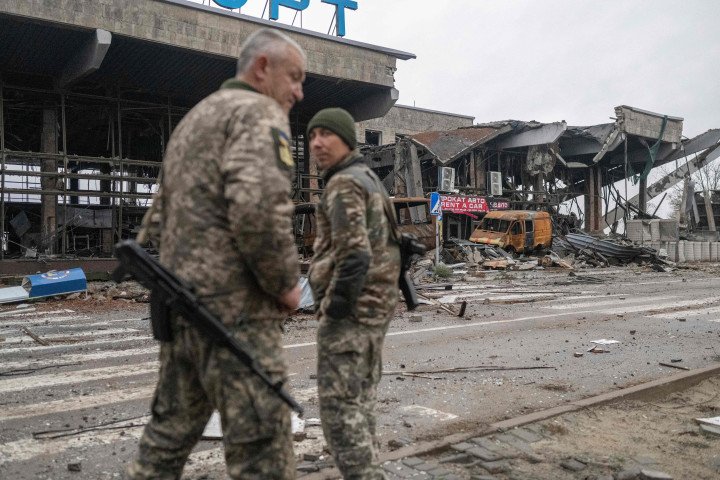 Ukrainian soldiers stand in front of a destroyed building of the International Airport of Kherson in the village of Chornobaivka, outskirts of Kherson, on November 20, 2022, amid the Russian invasion of Ukraine. (Source: Getty Images) Ukrainian soldiers stand in front of a destroyed building of the International Airport of Kherson in the village of Chornobaivka, outskirts of Kherson, on November 20, 2022, amid the Russian invasion of Ukraine. (Source: Getty Images)