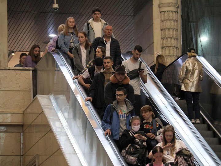 La gente baja por la escalera mecánica en la estación central de trenes de Kiev, Ucrania, el 7 de mayo de 2024. (Fuente: Getty Images)