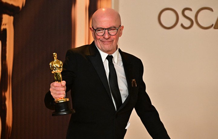 French filmmaker Jacques Audiard holds the Oscar for Best Original Song for “El Mal” from Emilia Pérez at the 97th Annual Academy Awards, Dolby Theatre, Hollywood, March 2, 2025. (Photo: Frederic J. Brown/Getty Images) oscars Ukriane