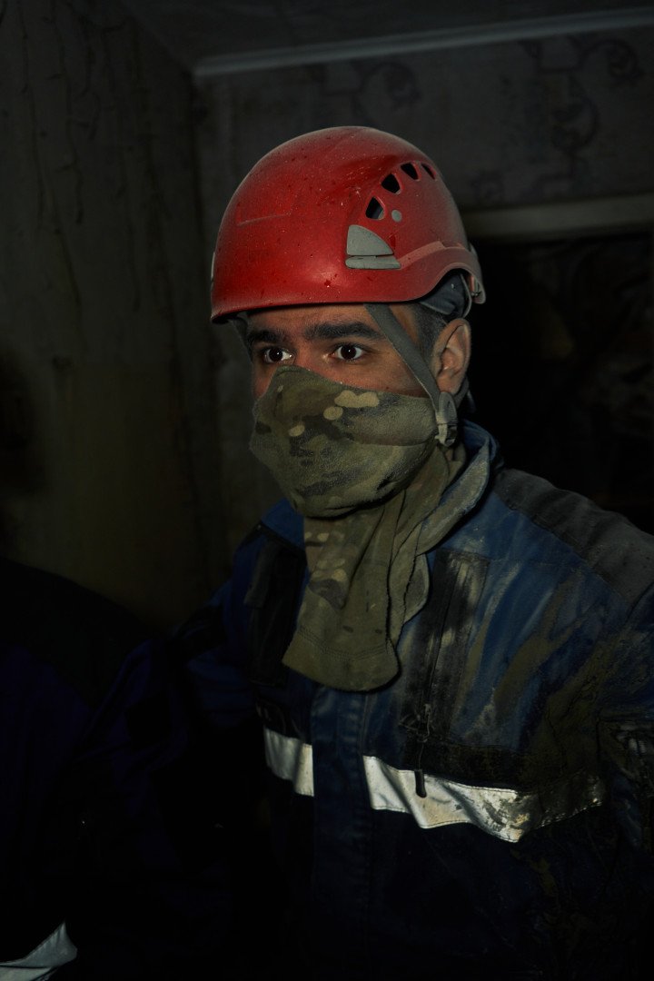 Caked in dust and wearing a makeshift mask, a Ukrainian emergency worker pushes through the ruins in search of survivors after Russia’s missile strike. Kyiv, Ukraine. July 31, 2025. Photo by Josh Olley/UNITED24 Media