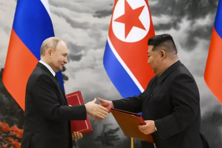 El presidente ruso, Vladímir Putin, a la izquierda, y el líder norcoreano, Kim Jong-un, intercambian documentos durante la ceremonia de firma del nuevo acuerdo de colaboración en Pionyang, Corea del Norte, en junio de 2024. (Kristina Kormilitsyna / Associated Press) El presidente ruso, Vladímir Putin, a la izquierda, y el líder norcoreano, Kim Jong-un, intercambian documentos durante la ceremonia de firma del nuevo acuerdo de colaboración en Pionyang, Corea del Norte, en junio de 2024. (Kristina Kormilitsyna / Associated Press)