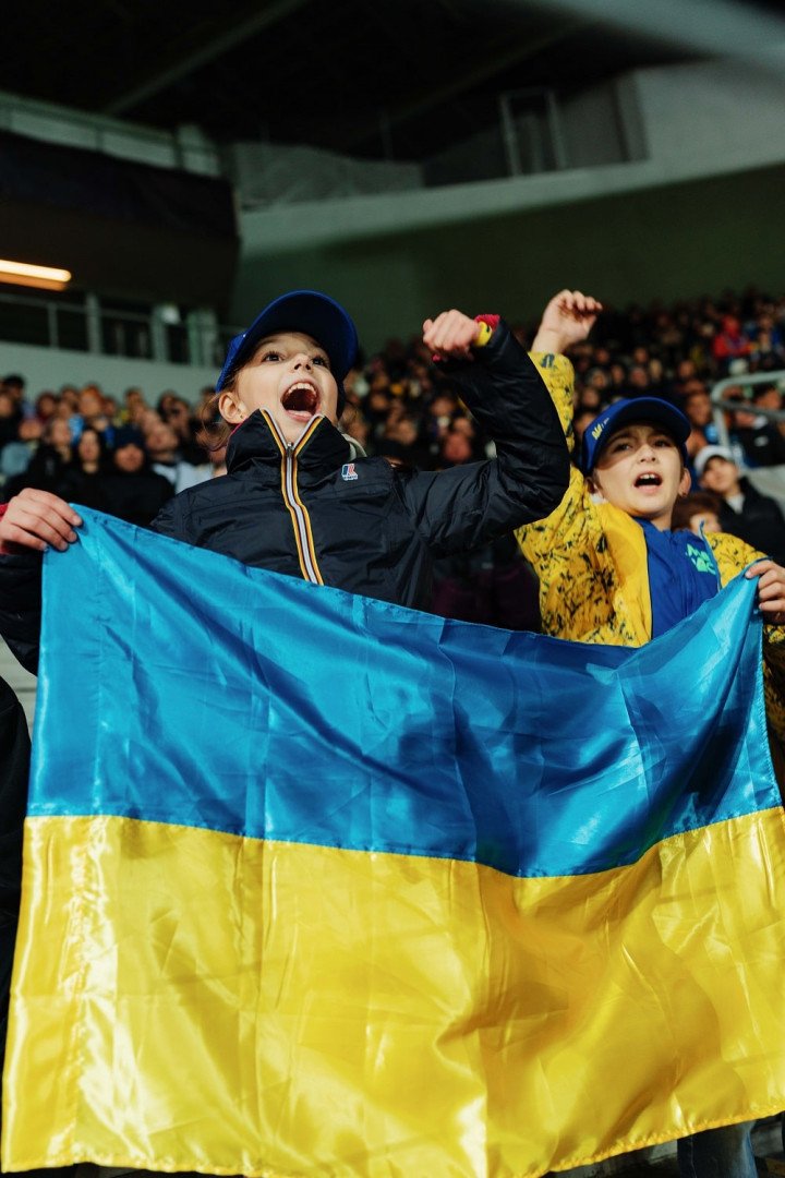 Young fans wave the Ukrainian flag. (Source: RECOVERY press office)